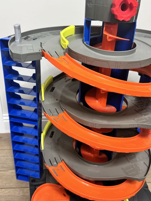 Продам Hot wheels mega garage