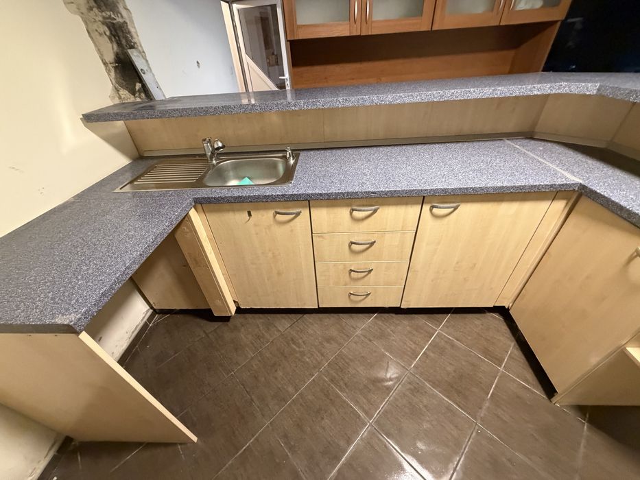 До 25.03.2026! Голяма кухня 267 на 137 см  с барплот, шкафове и мивка