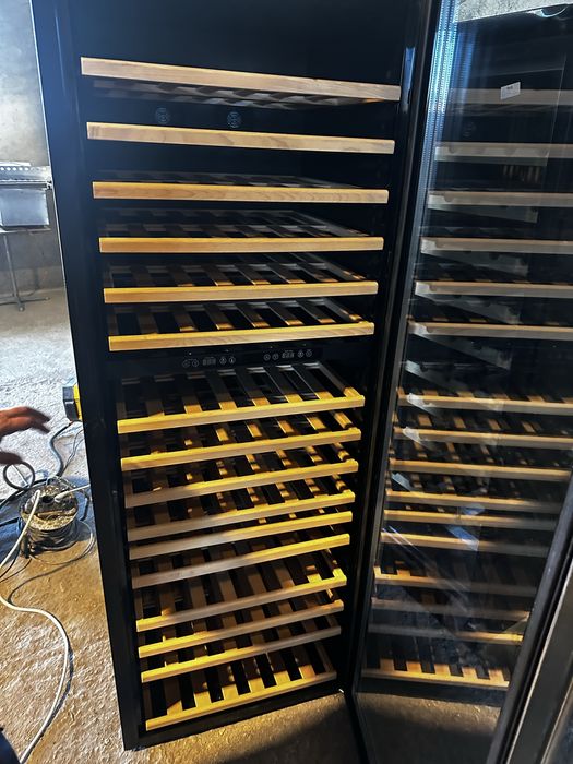 Хладилна витрина за вино