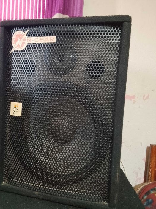 Vand boxe  prin cablu