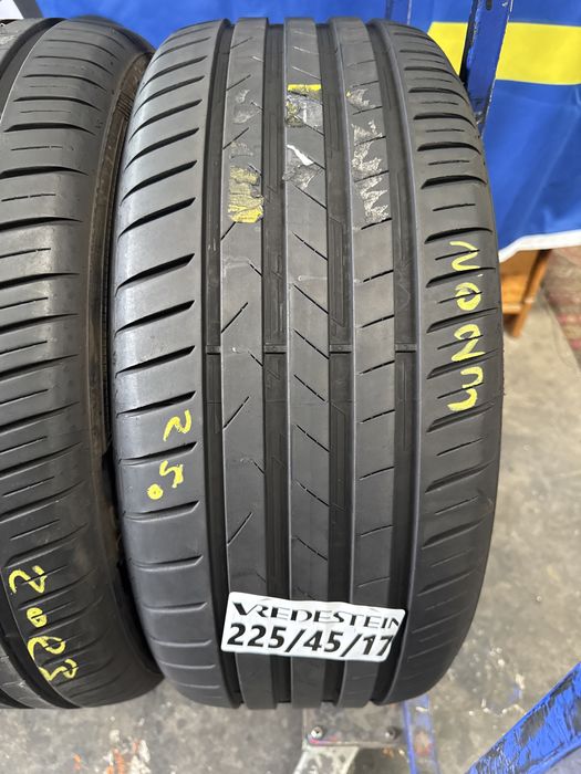 225/45/17 Vredestein