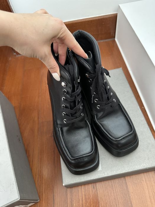 Черные кожаные ботинки