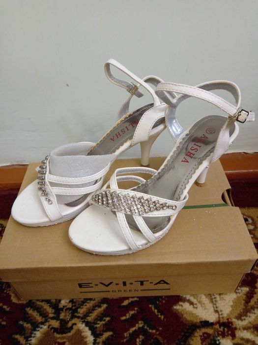 Босоножки со стразами