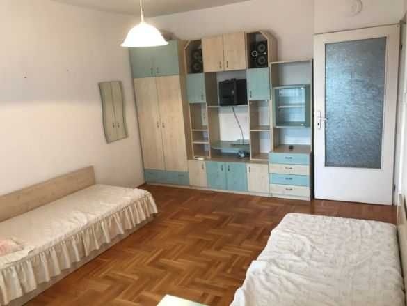 Дава се под наем Тристаен апартамент в Бургас, Славейков - 80 кв.м за 220 € - Снимка #1