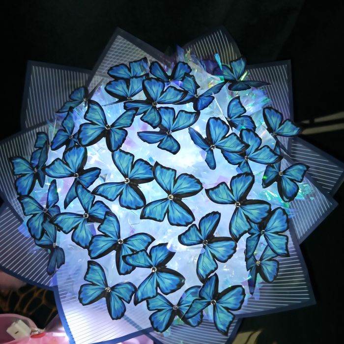 Букет из бабочек и роз