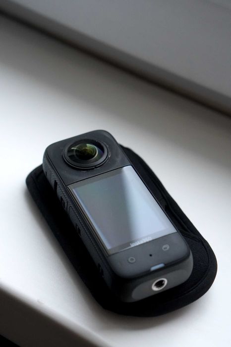 Экшен камера Insta360 X3 с дополнительными батарейками