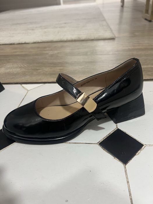 Школьные черные туфли