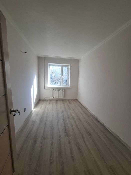 продам трехкомнатную квартиру