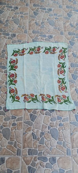 Ръчно бродирано каре и кърпи за глава за народна носия