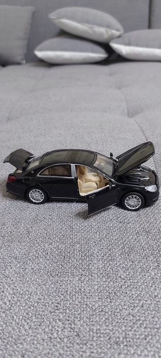 MACHETĂ MERCEDES - BENZ din metal de colecție scara 1 / 32