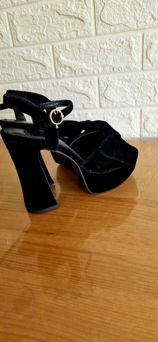 Sandale noi, aspect catifea River Island.