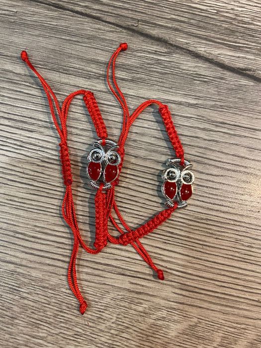 Гривна червен конец