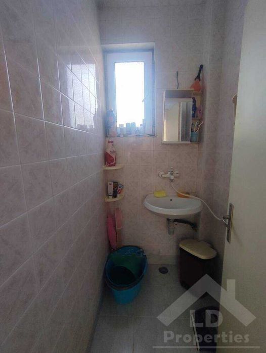 Двуетажна къща в близост до центъра на Генерал Тошево