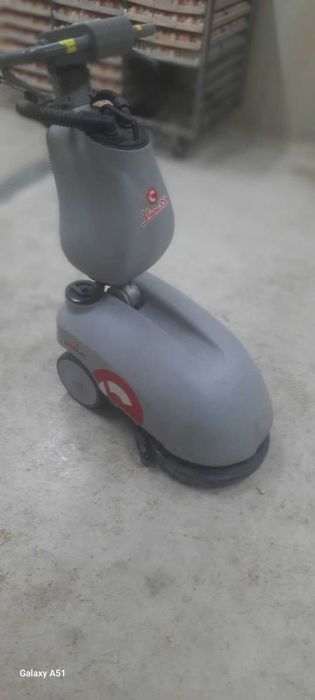 Подопочистваща машина COMAC VISPA 35B – перфектно състояние