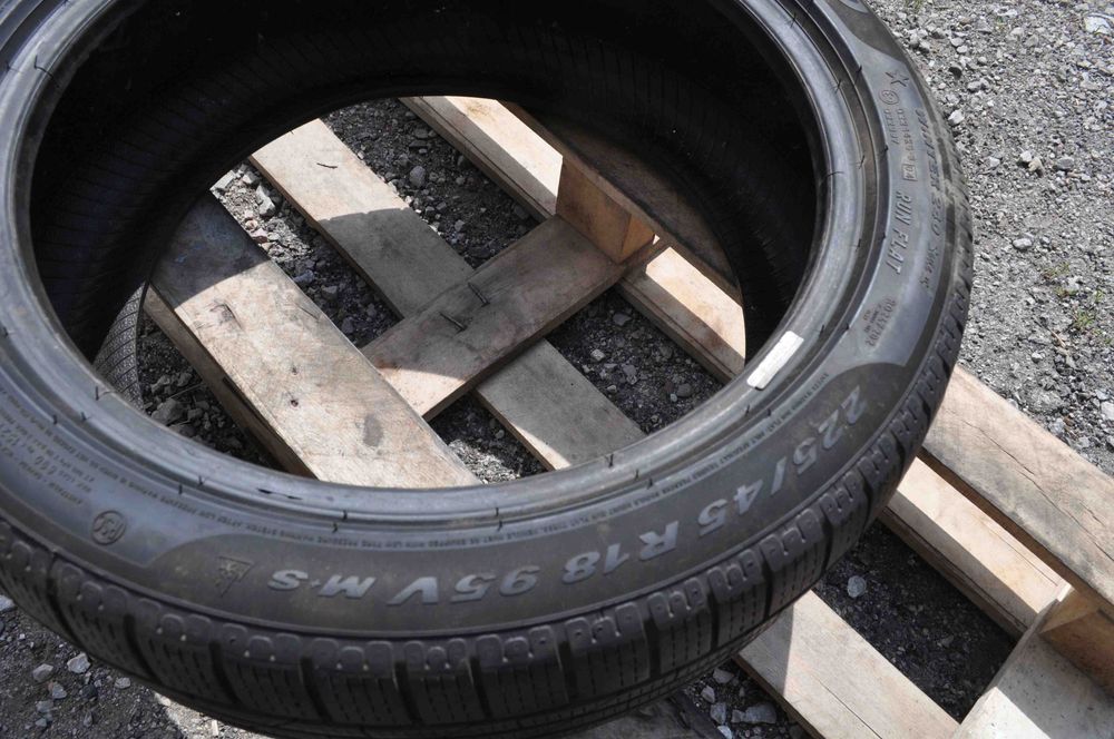 SET 2 Anvelope Iarna 225/45 R18 PIRELLI Sottozero Winter 240 Runflat