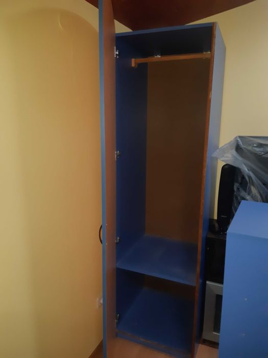 Гардероб с една врата