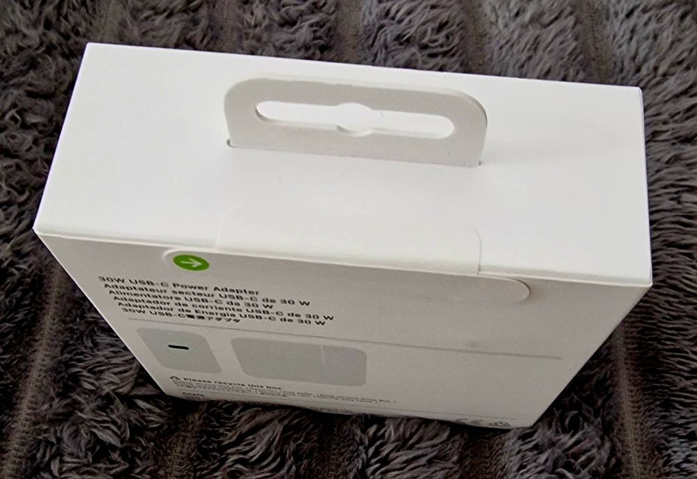 Incarcator original 30W iPhone 18 Pro Max sau Duo.
