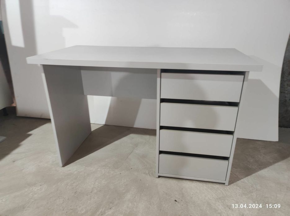 Столы компьютерные, письменные.