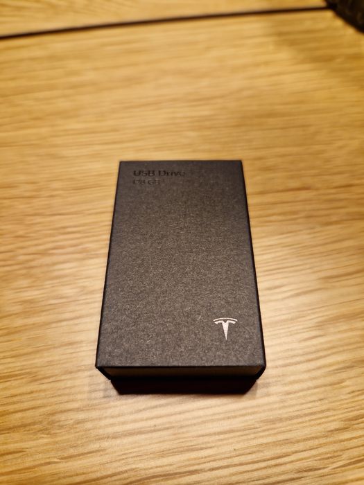 Tesla USB Drive 128GB original, USB 3.1, nou