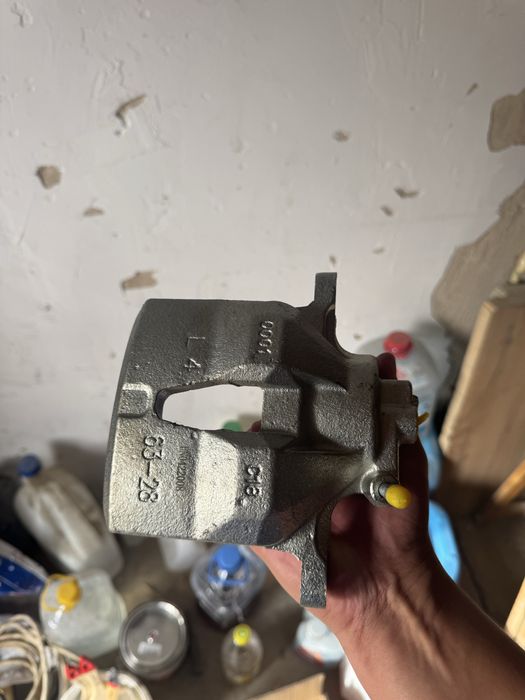 Это тормозной суппорт (корпус тормозного суппорта).