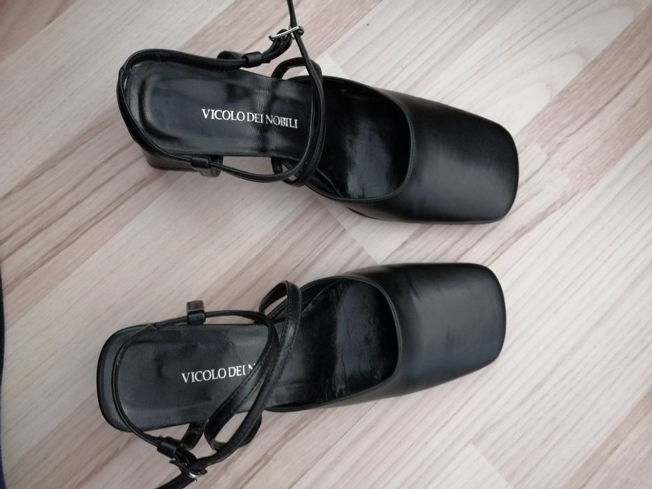 Pantofi negri din piele decupați în spate