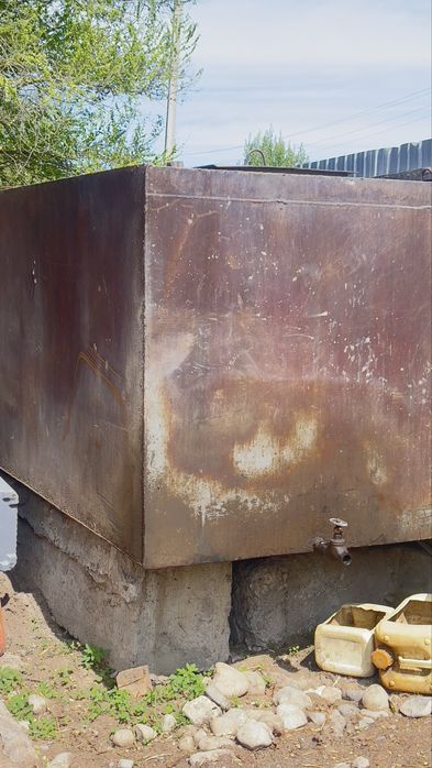 Продам железную большую бочку , вместимость 3,500 тонн