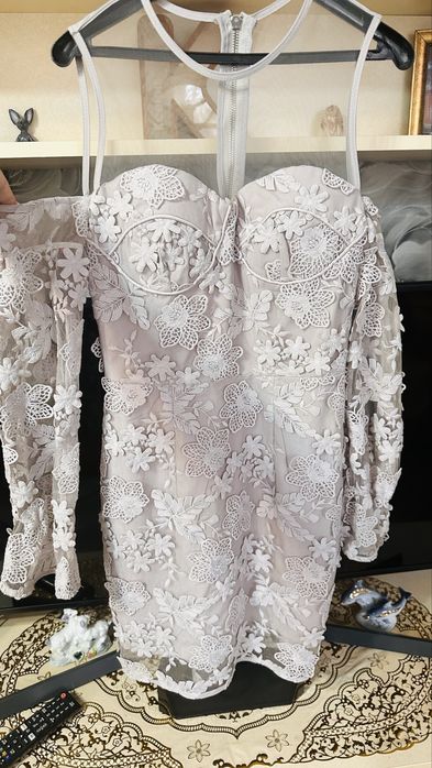 Продам платье, в хорошем состоянии, почти что новый.