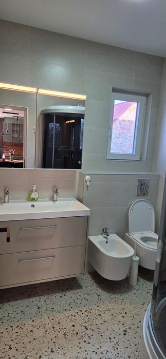 Inchiriez apartament la casă