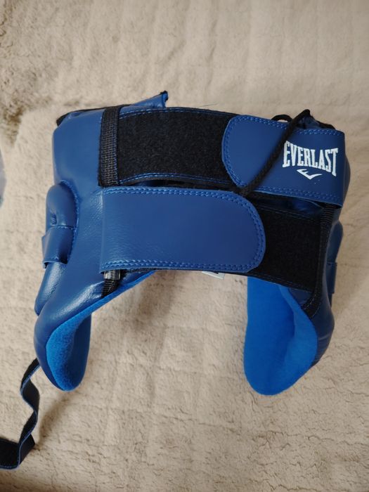 Продам боксерские перчатки и шлем очень срочно!!!