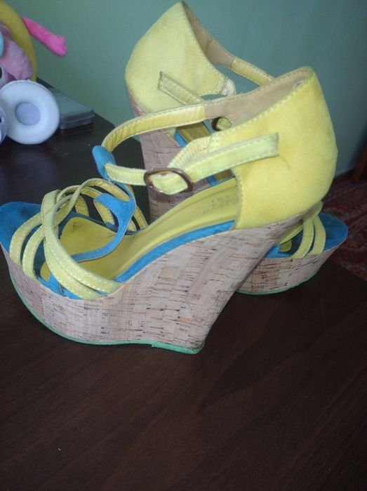 Продам босоножки