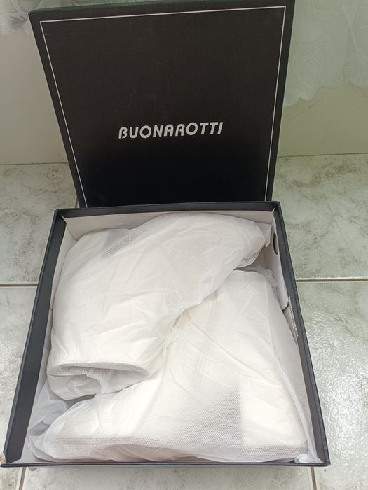 Нови бели боти на ток номер 38