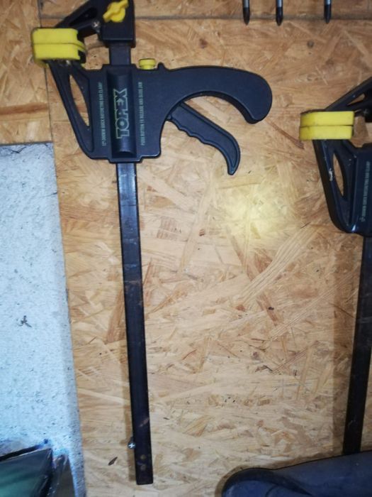 Presă colț Topex, set dibluire KWB, pistol lipit și freze lemn Yato