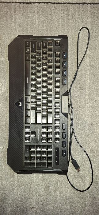 Pachet o pereche de casti si o tastatura