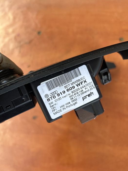 Consola centrală,cu butoane,trim Audi a4 b8 an 2010