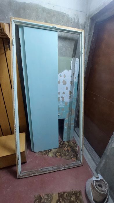 Прдам двери двухстворчатые