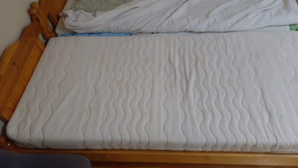 Продавам две единични легла комплект(  легло+ рамка+матрак)