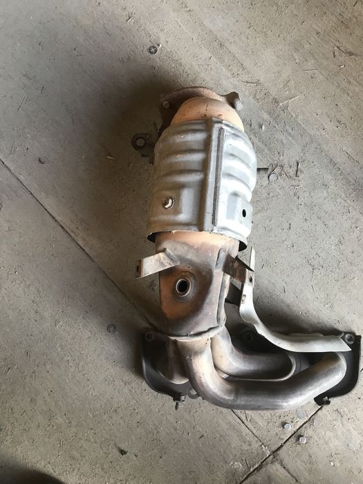 Выпускной коллектор в сборе с катализатором на Тойота Камри