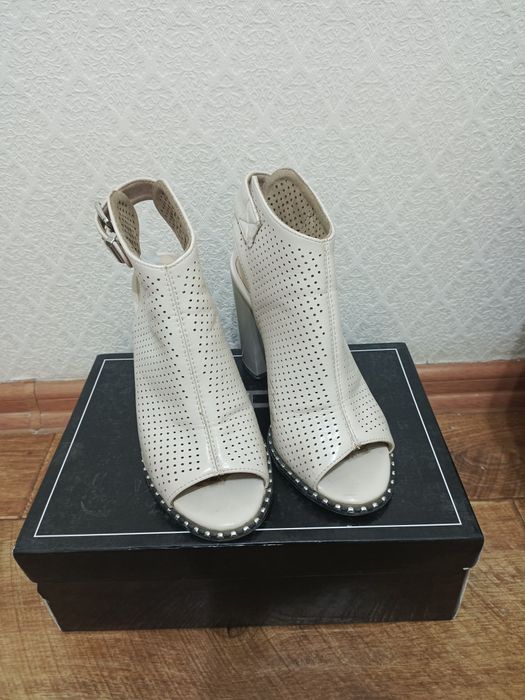 Продам босоножки