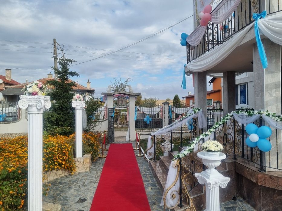 Червен килим и шатри