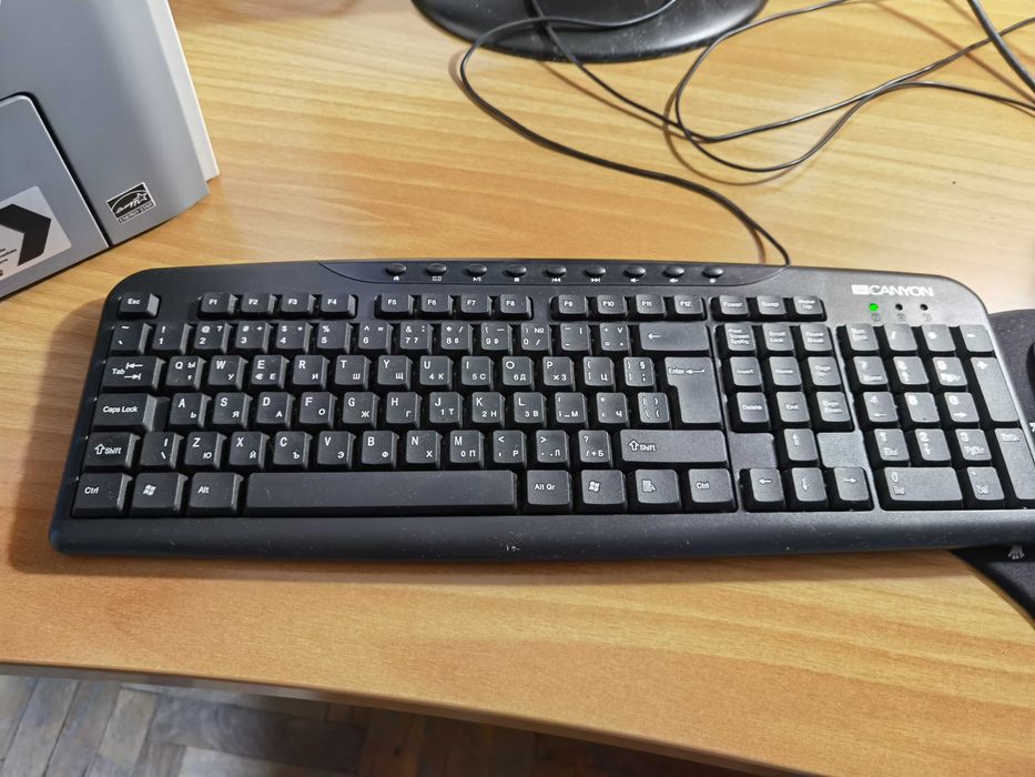 Компютър, монитор, клавиатура и мишка– комплект, готов за работа