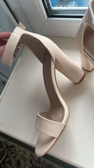 Бежевый туфли на каблуке
