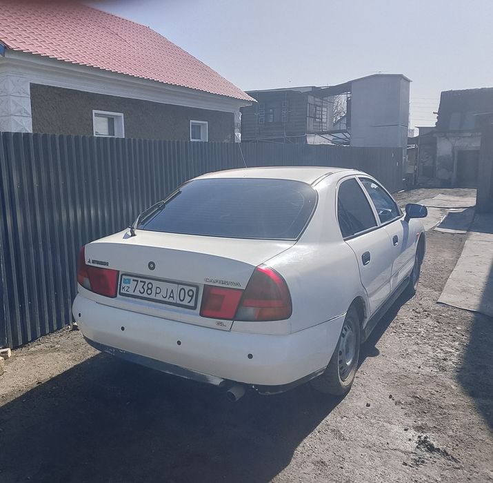 Машина Mitsubishi Carisma