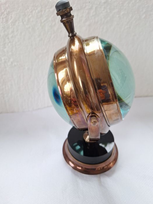 Часовник масивен бронзов настолен с ретро дизайн 



Настолен масивен