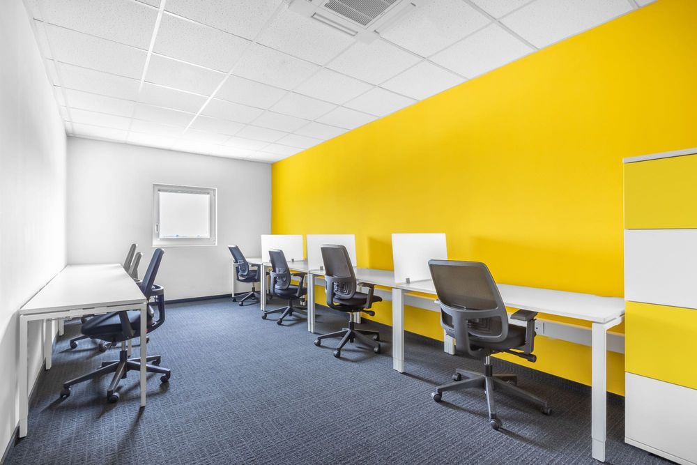 Офис пространство с отворен план за 10 души в Regus Airport