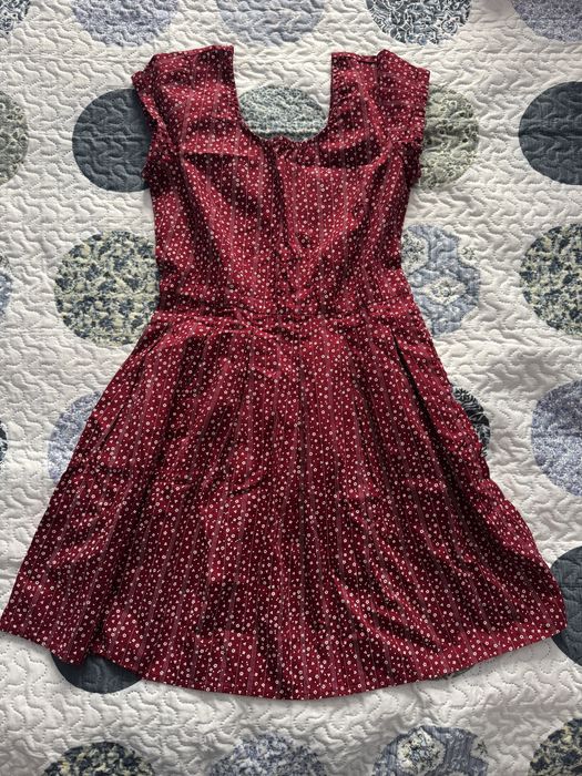 Червена рокля на бели цветя