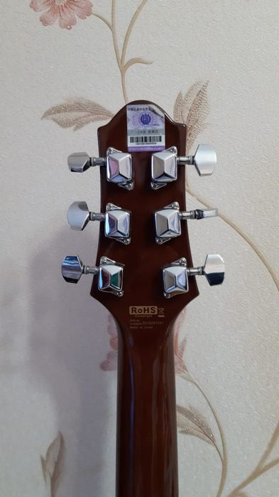 Профессиональная  гитара . Новая . С чехлом