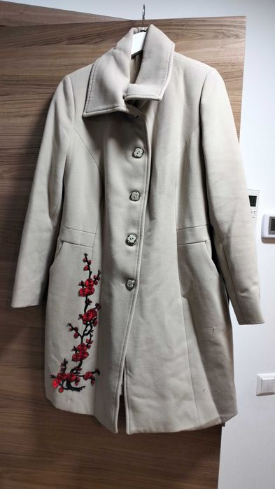 Palton bej cambrat mărime 42-44