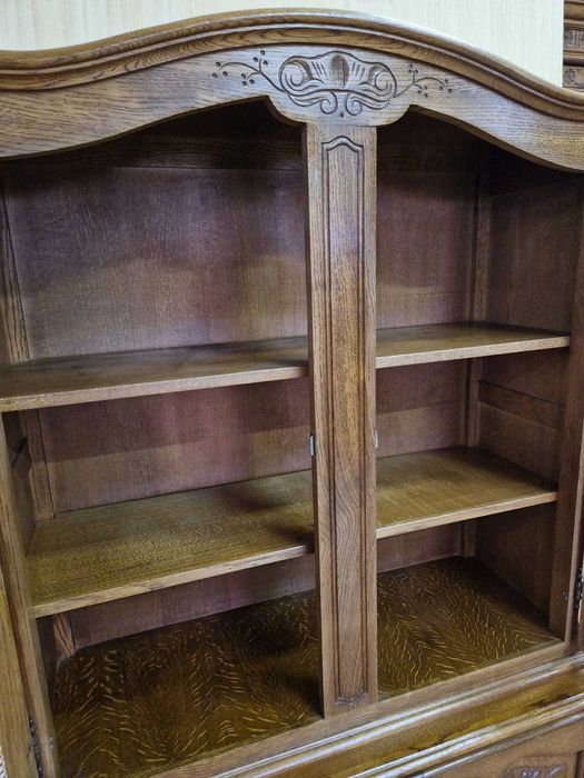 Дъбова витрина изработена във френският стил "ЛУИ XV"