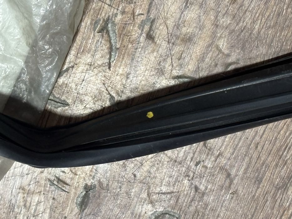 Уплотнитель стекла двери ланд крузер прадо 95