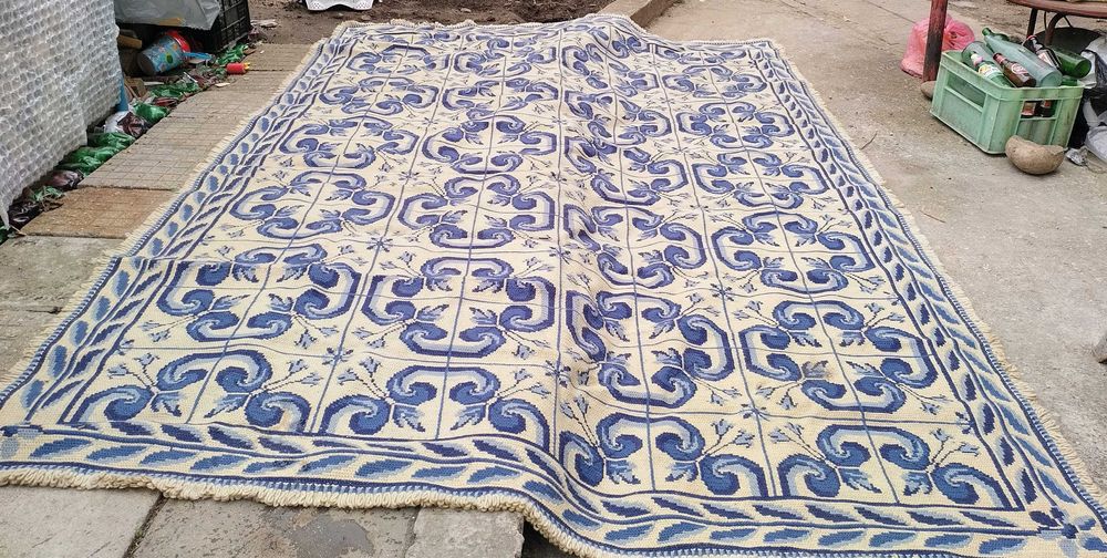 Традиционни килими от регион на Португалия, ръчно изработени.